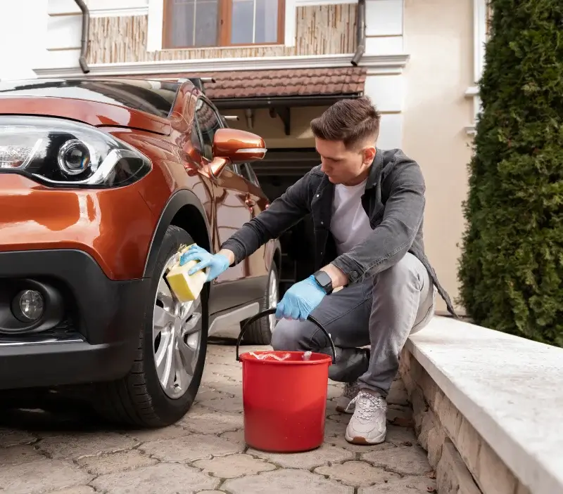 Lavage auto à domicile Les Bordes-sur-Arize : professionnel intervenant sur un véhicule